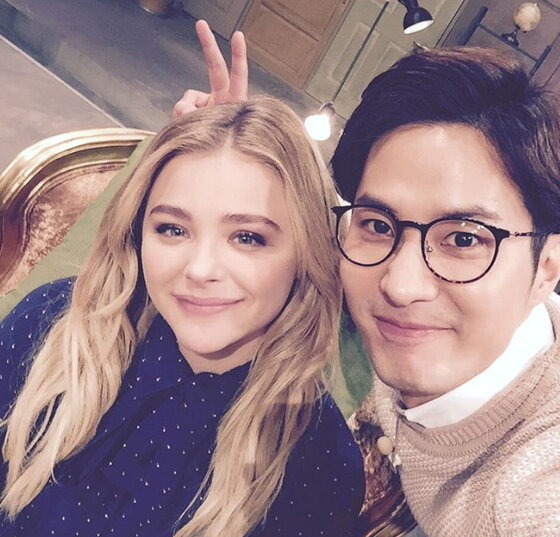 본문 이미지 - 배우 김지석과 할리우드 배우 클로이 모레츠가 환하게 웃고 있다. ⓒ News1star / 김지석 인스타그램