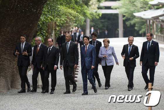 본문 이미지 - 버락 오바마 미국 대통령등 G7 정상과 장 클로드 융커 유럽연합 집행위원장, 도날드 투스크 EU 정상회의 상임의장 등이 G7 정상회담 첫날인 26일 (현지시간) 미에 현에 있는 이세신궁을 방문하면서 나란히 걸어가고 있다.ⓒ AFP=뉴스1 