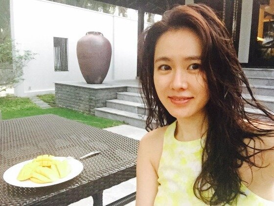 본문 이미지 - 손예진이 수영복을 입고 찍은 셀카 사진을 공개했다. ⓒ News1star / 손예진 인스타그램