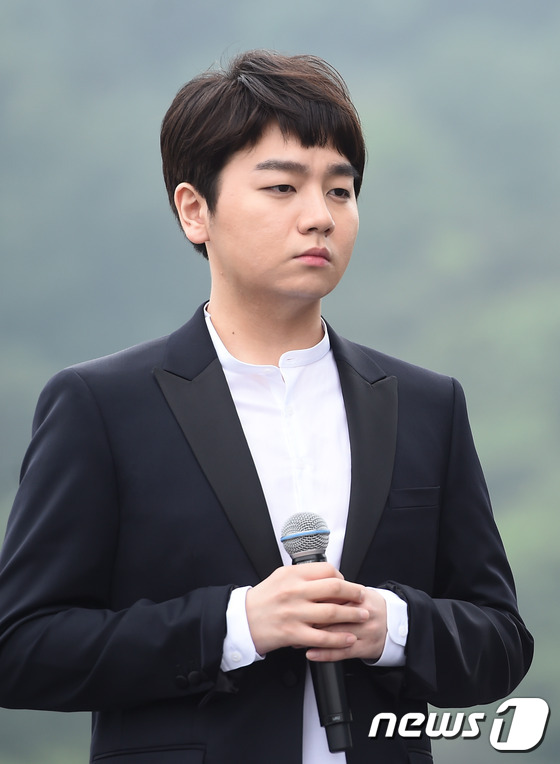 (서울=뉴스1스타) 고아라 기자 = 어반자카파 권순일이 26일 오후 서울 중구 장충동 반얀트리 클럽앤스파에서 열린 미니앨범 '스킬(Skill)' 발매 쇼케이스에서 진지한 표정으로 …