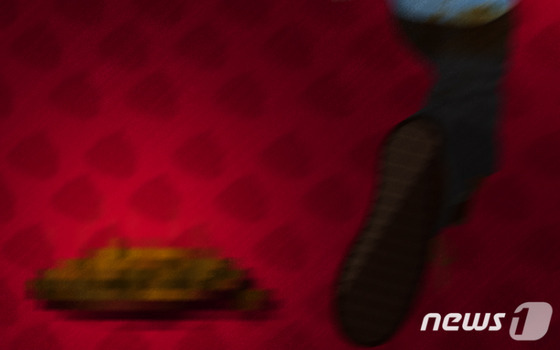 "화장실서 20분 머물던 노인…변기 위에 대변, 안에는 휴지 둘둘" 분통