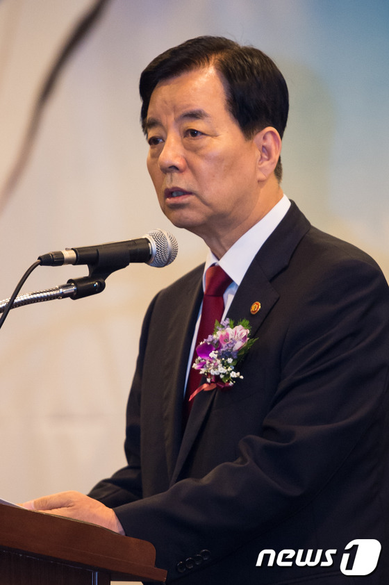 (서울=뉴스1) 유승관 기자 = 한민구 국방부 장관이 27일 서울 종로구 세종문화회관 세종홀에서 열린 제13회 병역명문가 시상식에서 축사를 하고 있다. 2016.5.27/뉴스1