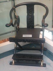 본문 이미지 - 최훈학 대표는 이 의자에 대해 "한국가구를 가장 잘 설명할 수 있는 가구"라고 소개했다. ⓒ News1