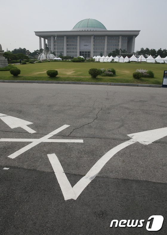 (서울=뉴스1) 송원영 기자 = 정부가 국회법 개정안(상시 청문회법)에 거부권을 행사한 27일 서울 여의도 국회의사당 앞 양갈래로 표시된 화살표가 국회의 혼란한 상황을 의미하는 듯 …