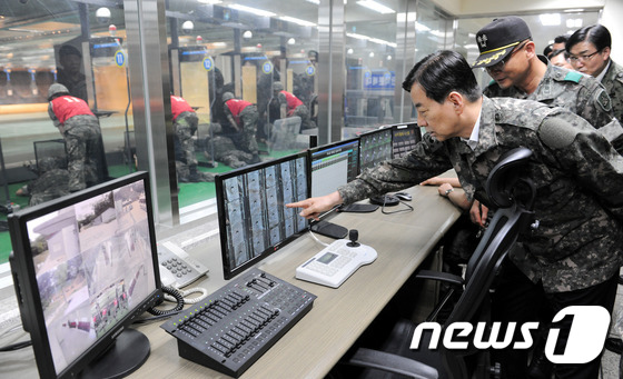 (서울=뉴스1) 조현아  인턴기자 = 한민구 국방부장관이 27일 실전적인 예비군훈련과 향방작전태세 확립을 위해 금곡 통합예비군 훈련장을 방문해 완벽한 임무수행을 당부하고 있다. ( …