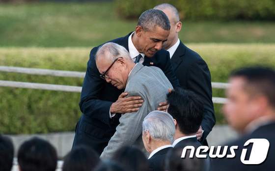 버락 오바마 전 미국 대통령&#40;우측&#41;이 오후 미국 대통령으로는 처음으로 피폭지 히로시마를 찾아 평화공원 내 희생자 위령비에 헌화한 뒤 원폭생존자를 포옹했다. ⓒ AFP=뉴스1 ⓒ News1 최종일 기자