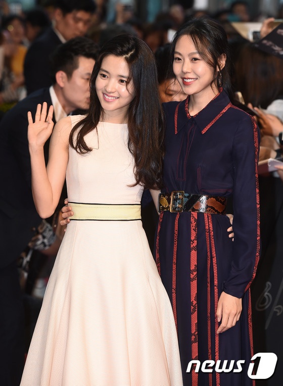 (서울=뉴스1스타) 고아라 기자 = 배우 하정우, 김민희, 김태리, 조진웅(왼쪽부터)이 27일 오후 서울 영등포 타임스퀘어 아트리움에서 열린 영화 '아가씨'(감독 박찬욱) 레드카펫 …