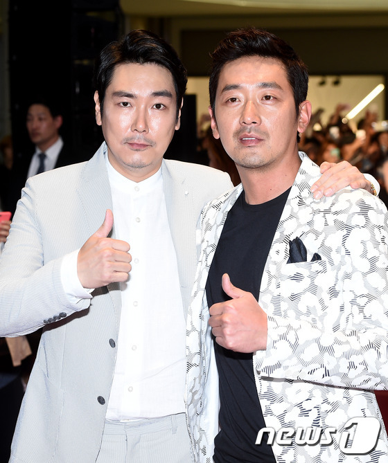 (서울=뉴스1스타) 고아라 기자 = 배우 조진웅, 하정우(오른쪽)가 27일 오후 서울 영등포 타임스퀘어 아트리움에서 열린 영화 '아가씨'(감독 박찬욱) 레드카펫 행사에 참석해 엄지 …