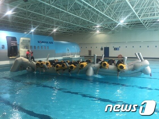 본문 이미지 - 대한항공 승무원들이 비상착륙 후 탈출훈련을 실시하고 있다./사진=김희준 기자ⓒ News1