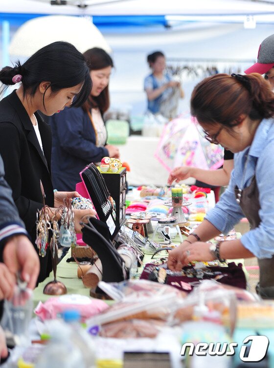 본문 이미지 - 28일 제주시 조천읍 제주조천스위스마을에서 플리마켓 행사가 열리고 있다.2016.5.28/뉴스1 ⓒ News1 이석형 기자