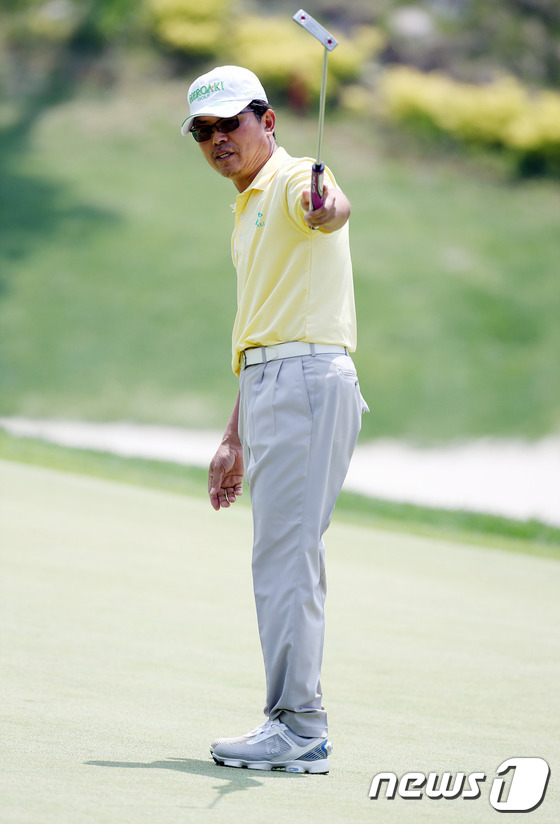 (서울=뉴스1) = 28일 강원도 총천군 힐드로사이골프클럽에서 열린 '넵스 헤리티지 2016' 3라운드에서 신용진이 9번홀에서 퍼팅을 하고 있다.(KPGA 제공) 2016.5.28 …