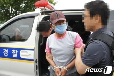 본문 이미지 - 충북 증평 80대 여성 살인사건을 수사 중인 경찰이 29일 증평군 증평읍 피해자 A씨(80·여)의 집에서 현장검증을 실시했다. 피의자 신모씨(58)가 현장검증을 위해 경찰차에서 내리고 있다.2016.5.29/뉴스1 ⓒ News1 남궁형진 기자