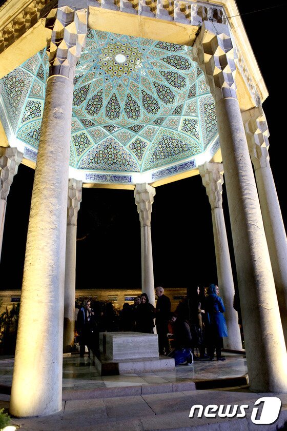본문 이미지 - 어지간한 모스코보다 화려하고 아름답게 치장된 하페즈의 영묘. ⓒ News1 이상문 기자.