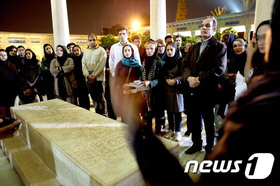 본문 이미지 - 한 시낭송가가 하페즈의 시를 낭송하고 있고, 시민들은 엄숙한 분위기로 듣고 있다. ⓒ News1 이상문 기자.