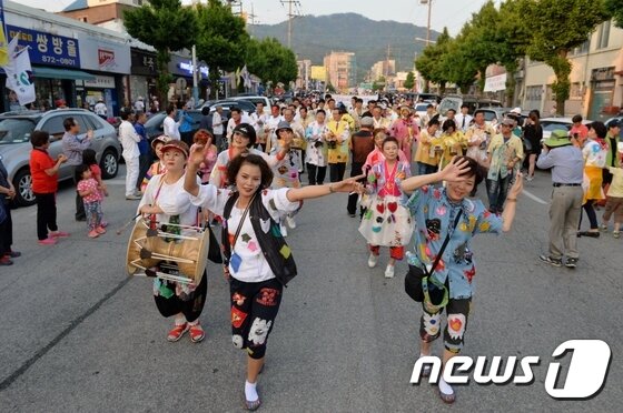 본문 이미지 -  음성품바축제 길놀이 퍼레이드 모습.ⓒ News1