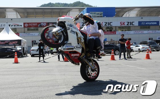 본문 이미지 - 29일 오후 강원 인제스피디움에서 열린 '제2회 인제군수배 모터페스티벌'에서 선수들이 모터바이크 시범을 선보이고 있다.2016.5.29/뉴스1 ⓒ News1 정진욱 기자