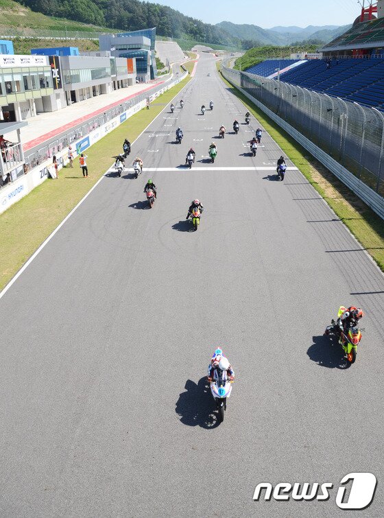 본문 이미지 - 29일 오후 강원 인제스피디움에서 열린 '제2회 인제군수배 모터페스티벌'에서 모터바이크 결승을 위해 선수들이 스타트를 하고 있다.2016.5.29/뉴스1 ⓒ News1 정진욱 기자