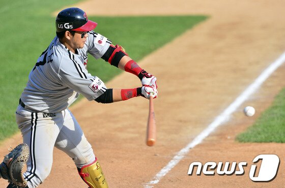 본문 이미지 - 29일 오후 서울 잠실야구장에서 열린 '2016 타이어뱅크 KBO 프로야구' 두산 베어스와 LG 트윈스의 경기 7회초 LG 공격 무사 1, 2루 상황에서 LG 유강남이 1타점 2루타를 치고 있다. 2016.5.29/뉴스1 ⓒ News1 신웅수 기자