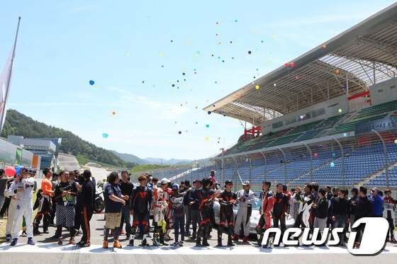 본문 이미지 - 29일 오후 강원 인제스피디움에서 열린 '제2회 인제군수배 모터페스티벌'에서 관계자들이 기념사진을 촬영하고 있다. (인제군제공)2016.5.29/뉴스1 ⓒ News1 정진욱 기자