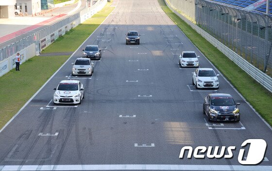 본문 이미지 - 29일 오후 강원 인제스피디움에서 열린 '제2회 인제군수배 모터페스티벌'에서 레이싱 카들이 출발선에 대기하고 있다.2016.5.29/뉴스1 ⓒ News1 정진욱 기자