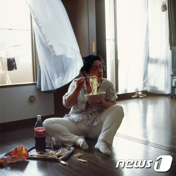 본문 이미지 - Park Youngsook_Feminist in Tokyo #5_c-print_120x120cm_2004