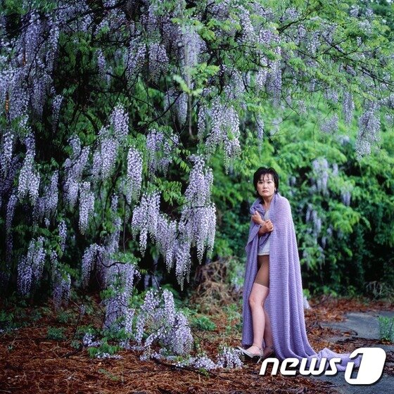 본문 이미지 - Park Youngsook_A Flower Shakes Her #14_c-print_120x120cm_2005