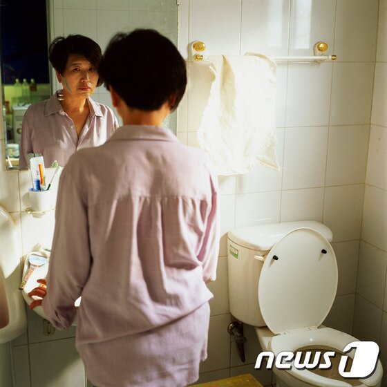 본문 이미지 - 박영숙 Park Youngsook, Imprisoned Body. Wandering Spirit #2, c-print, 120x120cm, 2002