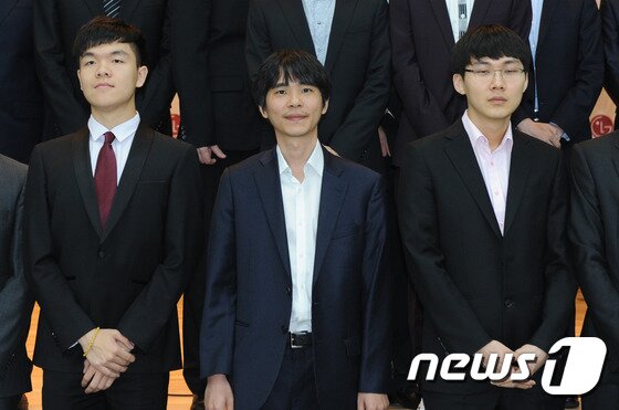 본문 이미지 - 2016년 5월29일 충북 청남대에서 열린 제21회 LG배 조선일보 기왕전 개막식에서 커제와 이세돌, 박정환 9단이 기념촬영을 하고 있다. 2016.5.29/뉴스1 ⓒ News1 김용빈 기자