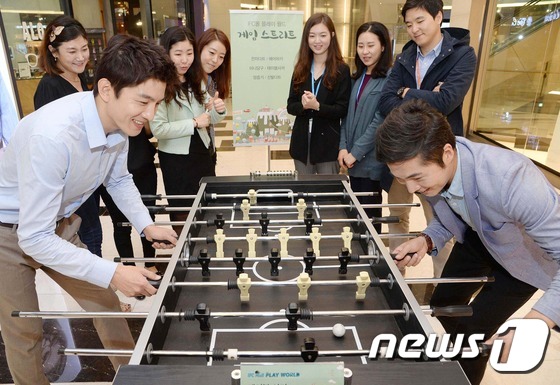 (서울=뉴스1) 조현아  인턴기자 = 3일 여의도 IFC몰에서 직장인들이 게임 대결을 하며 즐거운 시간을 보내고 있다. 여의도 IFC몰은 가정의 달을 맞아 오는 15일까지 남녀노소 …