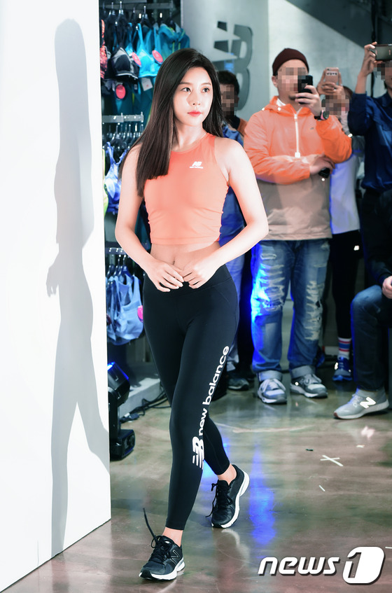 (서울=뉴스1스타) 권현진 기자 = 걸스데이 소진이 3일 오후 서울 강남구 뉴발란스 강남 플래그십 스토어에서 열린 포토행사에 남성 팬들의 시선을 받으며 입장하고 있다.