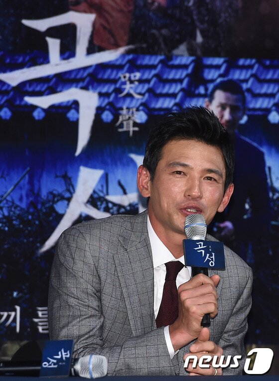 본문 이미지 - 배우 황정민이 3일 오후 서울 롯데시네마 건대입구에서 열린 영화 '곡성'(감독 나홍진) 언론시사회에 참석해 인사를 전하고 있다.ⓒ News1star / 고아라 기자