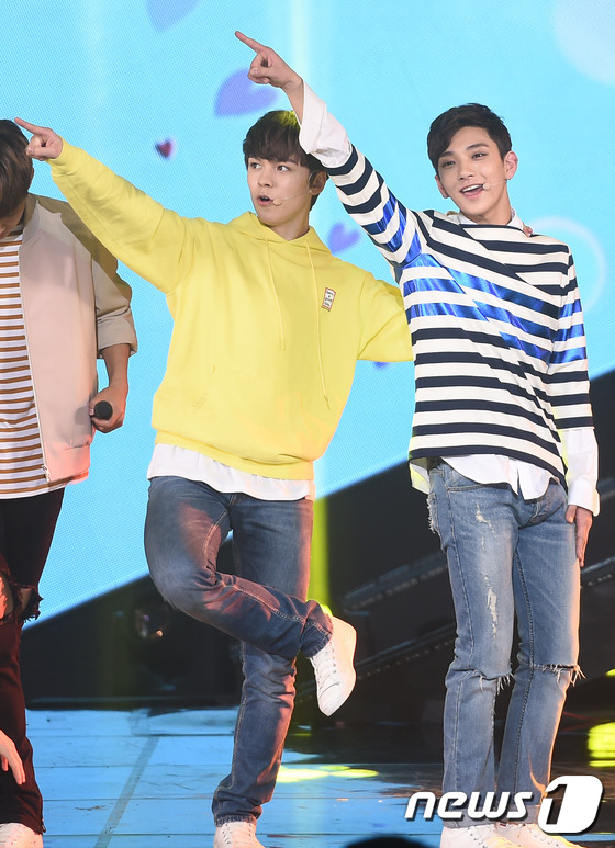 (서울=뉴스1스타) 고아라 기자 = 세븐틴 버논, 조슈아(오른쪽)가 3일 오후 서울 상암동 SBS프리즘타워에서 생방송으로 열린 SBS MTV ‘더쇼 시즌5’에서 '예쁘다' 무대를 …