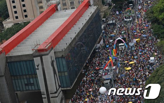 (상파울루 AFP=뉴스1) 우동명 기자 = 29일 (현지시간) 브라질 상파울루에서 열린 제20회 게이 프라이드 퍼레이드에 수많은 사람들이 거리를 메우고 있다.ⓒ AFP=뉴스1