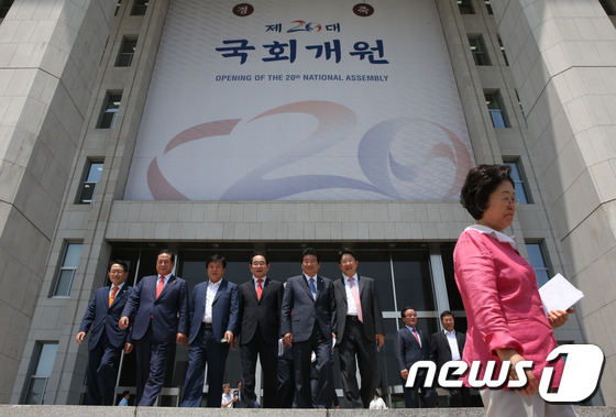 (서울=뉴스1) 허경 기자 = 20대 국회 개원 첫날인 30일 서울 여의도 국회에서 열린 의원총회를 마친 새누리당 의원들이 본청을 나서고 있다. 2016.5.30/뉴스1