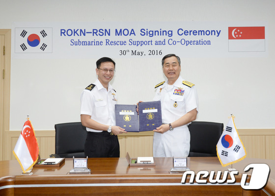 (서울=뉴스1) 조현아  인턴기자 = 정호섭 해군참모총장과 라이 충 한(Lai Chung Han, 소장) 싱가포르 해군참모총장이 30일 오전 진해 해군사관학교에서 ‘한국-싱가포르 …