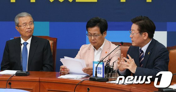 본문 이미지 - 김종인 더불어민주당 비상대책위 대표가 31일 서울 여의도 국회에서 지방재정 개편과 관련해 지방자치단체장들과 가진 면담에서 이재명 성남시장의 발언을 유심히 듣고 있다. 2016.5.31/뉴스1 ⓒ News1 허경 기자