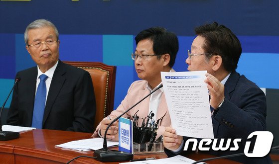 김종인 더불어민주당 비상대책위 대표가 31일 서울 여의도 국회에서 지방재정 개편과 관련해 지방자치단체장들과 가진 면담에서 이재명 성남시장의 발언을 유심히 듣고 있다. 2016.5.31/뉴스1 ⓒ News1 허경 기자