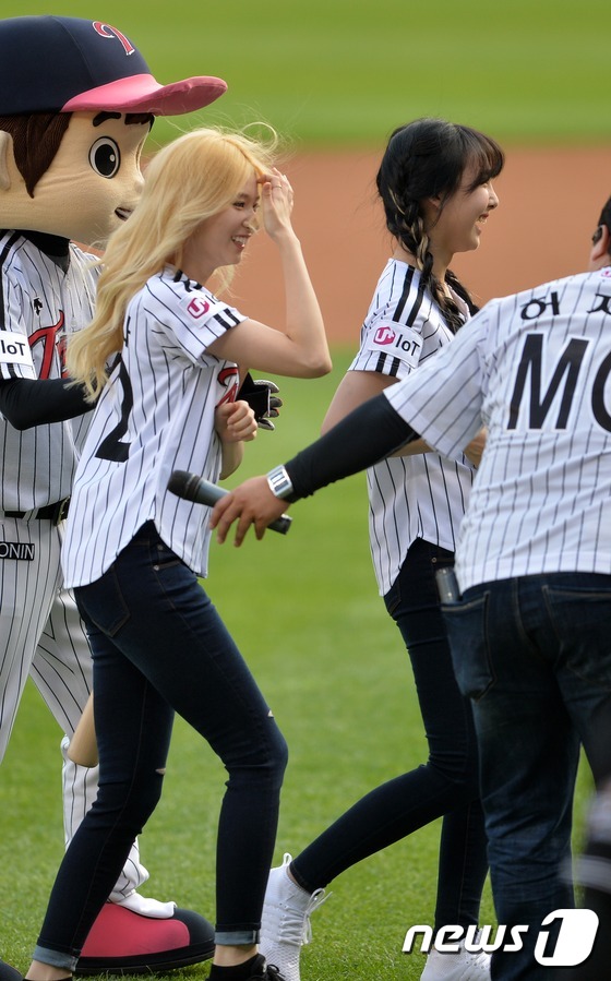 (서울=뉴스1) 박지혜 기자 = 31일 오후 서울 잠실야구장에서 열린 '2016 타이어뱅크 KBO 프로야구' KIA 타이거즈와 LG 트윈스의 경기에 앞서 트와이스 나연이 시구, 사 …