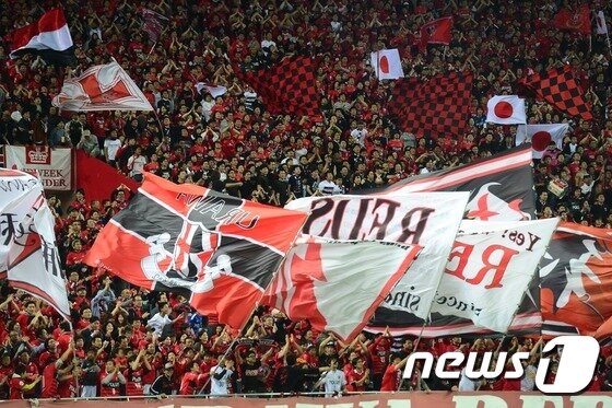 본문 이미지 - 3일 오후 일본 사이타마현 사이타마 스타디움2002에서 열린 AFC 챔피언스 리그, 포항 스틸러스와 우라와 레즈의 경기에서 우라와 레즈의 서포터스들이 응원을 펼치고있다. 2016.5.3/뉴스1 ⓒ News1 사진공동취재단