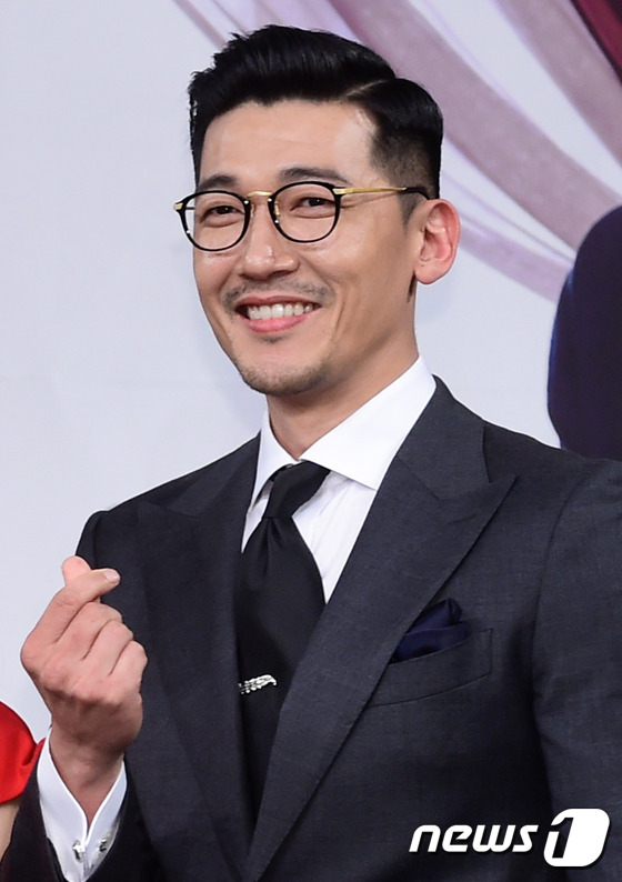 (서울=뉴스1스타) 권현진 기자 = 배우 공정환이 2일 오후 서울 상암 MBC에서 열린 새 일일특별기획 ‘워킹맘, 육아대디’ 제작발표회에 참석해 사랑의 하트를 그리고 있다.‘워킹맘 …