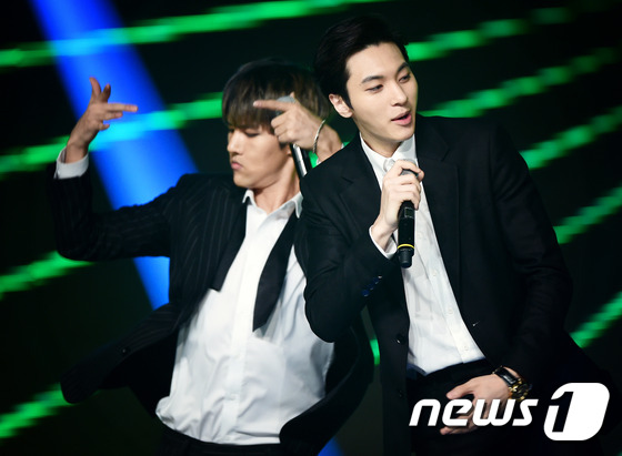 (일산=뉴스1스타) 권현진 기자 = 히스토리 송경일, 김시형(오른쪽)이 4일 오후 경기도 고양시 일산동구 장항동 MBC드림센터에서 열린 MBC MUSIC \'쇼 챔피언\'(쇼챔) …