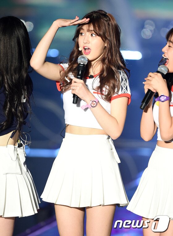 본문 이미지 - 아이오아이(I.O.I) 전소미가 5일 오전 서울 중구 장충체육관에서 열린 데뷔 미니앨범 ‘크리슬리스(Chrysalis)’ 발매 쇼케이스에서 취재진을 보고 깜짝 놀라고 있다.. ⓒ News1star/ 고아라 기자