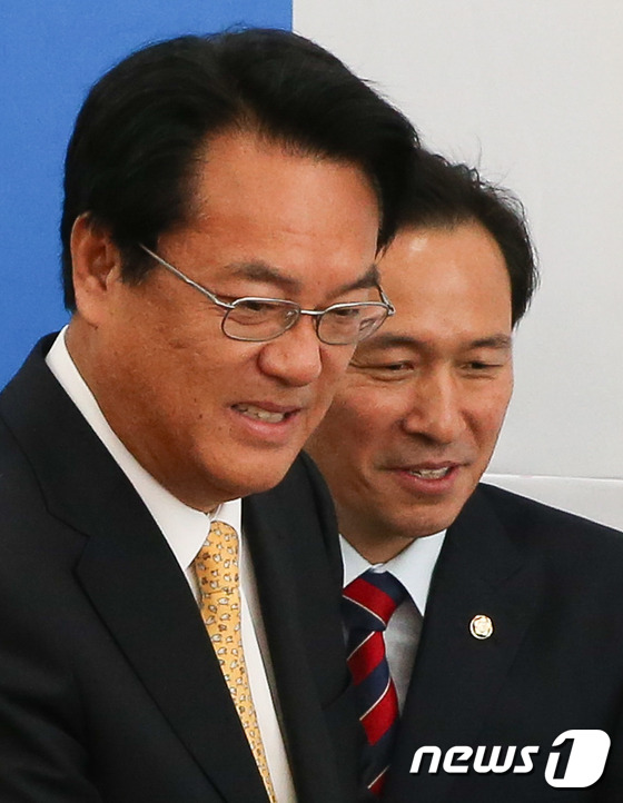 (서울=뉴스1) 허경 기자 = 우상호 더불어민주당 신임 원내대표가 5일 서울 여의도 국회 더민주 원내대표실을 찾은 정진석 새누리당 원내대표에게 자리를 권하고 있다. 2016.5.5 …