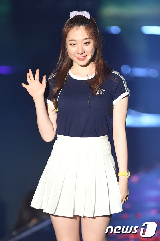 본문 이미지 - 아이오아이(I.O.I) 유연정이 5일 오전 서울 중구 장충체육관에서 열린 데뷔 미니앨범 ‘크리슬리스(Chrysalis)’ 발매 쇼케이스에서 꽃미소로 포즈를 취하고 있다. ⓒ News1star/ 고아라 기자