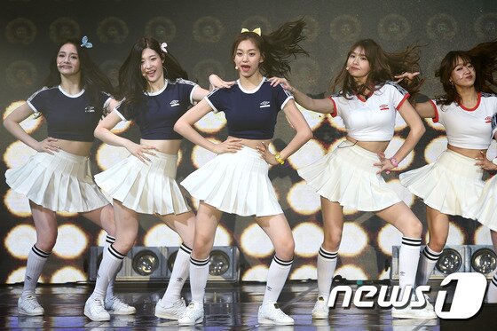 본문 이미지 - 아이오아이(I.O.I)가 5일 오전 서울 중구 장충체육관에서 열린 데뷔 미니앨범 ‘크리슬리스(Chrysalis)’ 발매 쇼케이스에서 격한 안무로 매력을 발산하고 있다. ⓒ News1star/ 고아라 기자