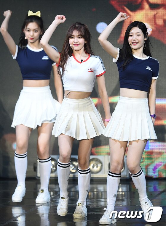 본문 이미지 - 아이오아이(I.O.I) 김도연, 전소미, 정채연(왼쪽부터)이 5일 오전 서울 중구 장충체육관에서 열린 데뷔 미니앨범 ‘크리슬리스(Chrysalis)’ 발매 쇼케이스에서 슬림한 걸그룹 몸매를 뽐내고 있다.. ⓒ News1star/ 고아라 기자