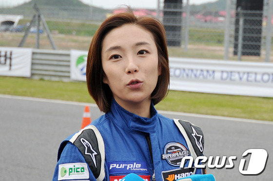 (영암=뉴스1) 황희규 기자 = 카레이서 권봄이(29·서한퍼플모터스포트)가 5일 오후 전남 영암군 삼호읍 삼포리 국제자동차경주장에서 열린 2016 모터&레저스포츠 한마당의 스페셜 …