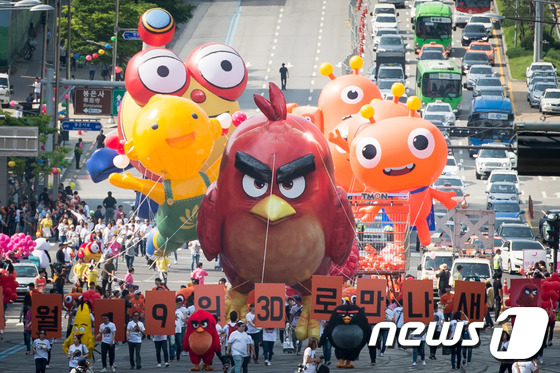 (서울=뉴스1) 유승관 기자 = 어린이날인 5일 서울 강남구 영동대로에서 초대형 벌룬퍼레이드 'C-퍼레이드'가 열리고 있다.글로벌 문화 축제인 C-페스티벌의 일환으로 열린 이번 퍼 …