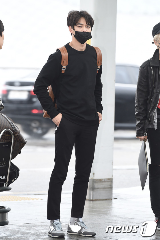 (인천공항=뉴스1스타) 고아라 기자 = 샤이니 민호가 6일 오전 해외 일정 참석 차 인천국제공항을 통해 미국으로 출국하기 위해 신호를 기다리고 있다.