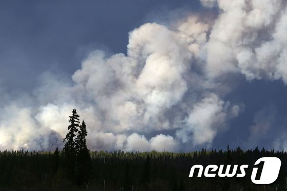 [사진] 연기 치솟는 캐나다 산불